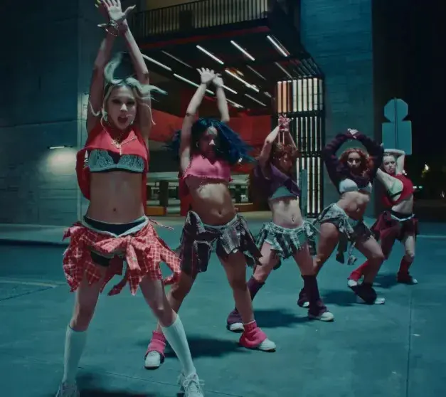 Дочь Анджелины Джоли и Брэда Питта снялась в клипе и повторила образ матери