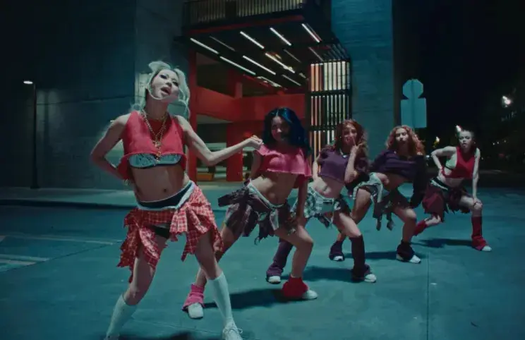 Дочь Анджелины Джоли и Брэда Питта снялась в клипе и повторила образ матери