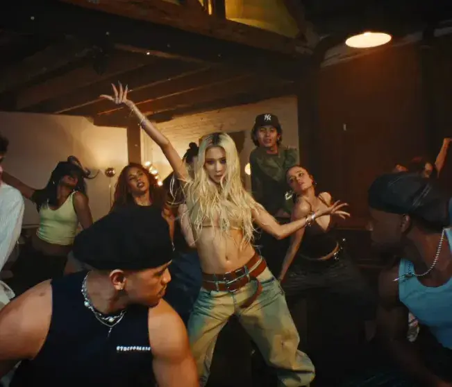 Дочь Анджелины Джоли и Брэда Питта снялась в клипе и повторила образ матери