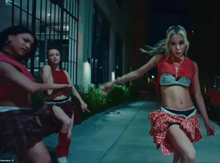 Дочь Анджелины Джоли и Брэда Питта снялась в клипе и повторила образ матери