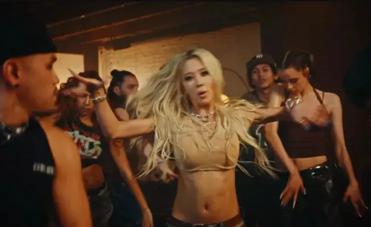 Дочь Анджелины Джоли и Брэда Питта снялась в клипе и повторила образ матери