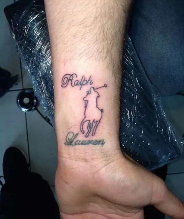 Перекрытая татуировка с именем