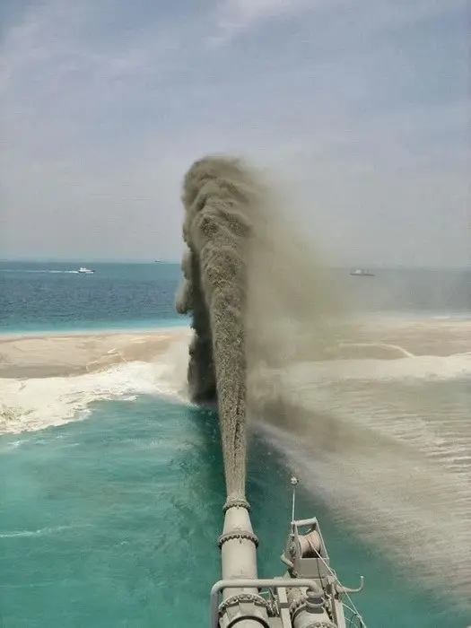 Зачем люди создают искусственные острова: от свалок до роскошных районов