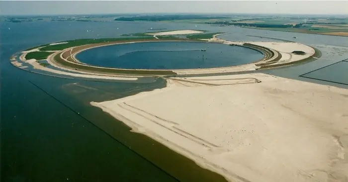 Зачем люди создают искусственные острова: от свалок до роскошных районов