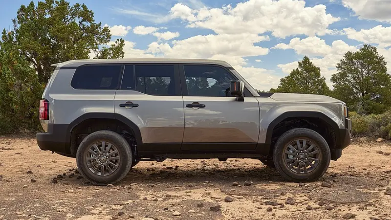 Toyota Land Cruiser 2027: стартовая версия подорожала, а топовая стала дешевле
