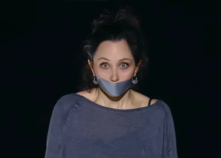 Туктамышева заклеила рот скотчем: мощный протест против домашнего насилия на льду