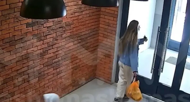 Житель падает в дверном проёме