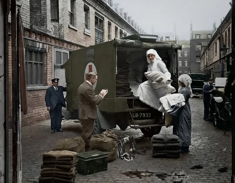 Погрузка одеял в санитарное депо