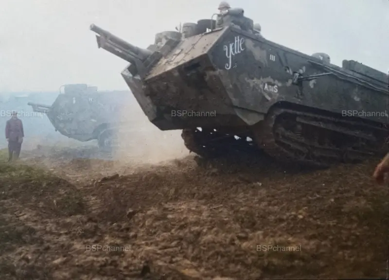 Раненые солдаты в санитарной машине