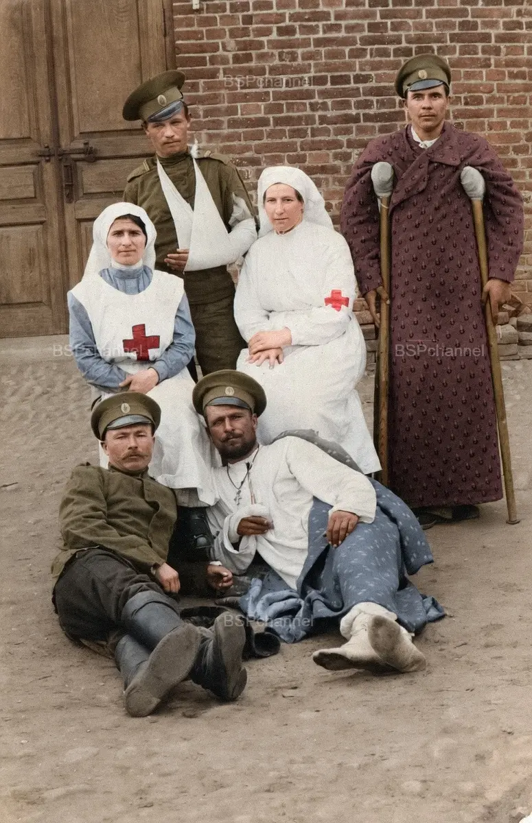 Екатерина Колпакчи с ранеными солдатами
