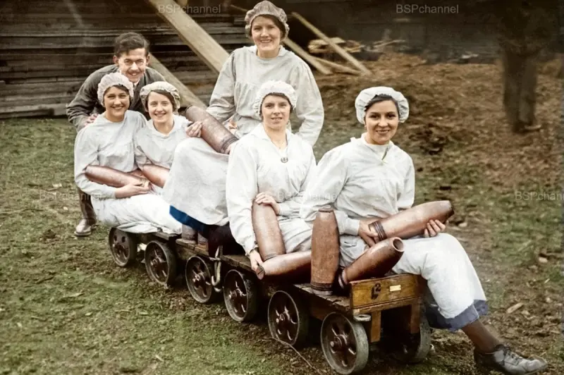 Рабочие на боеприпасном заводе