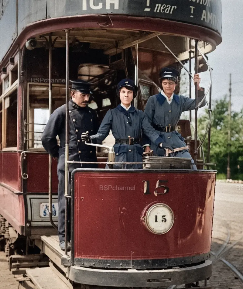 Две женщины учатся водить трамвай