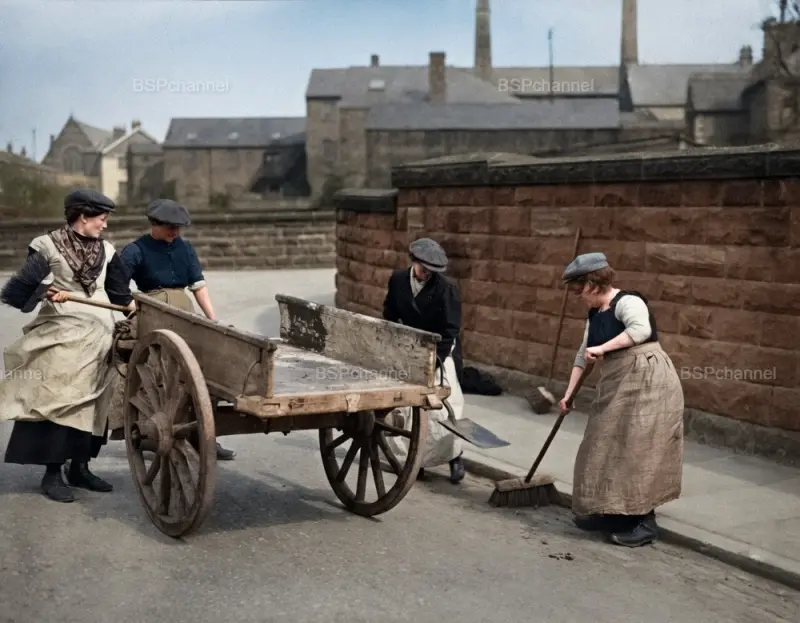 Женщины убирают улицу в Лондоне