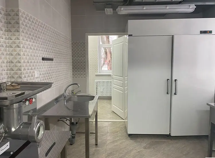 Холодильные шкафы с глухими дверями: надежное решение для бизнеса