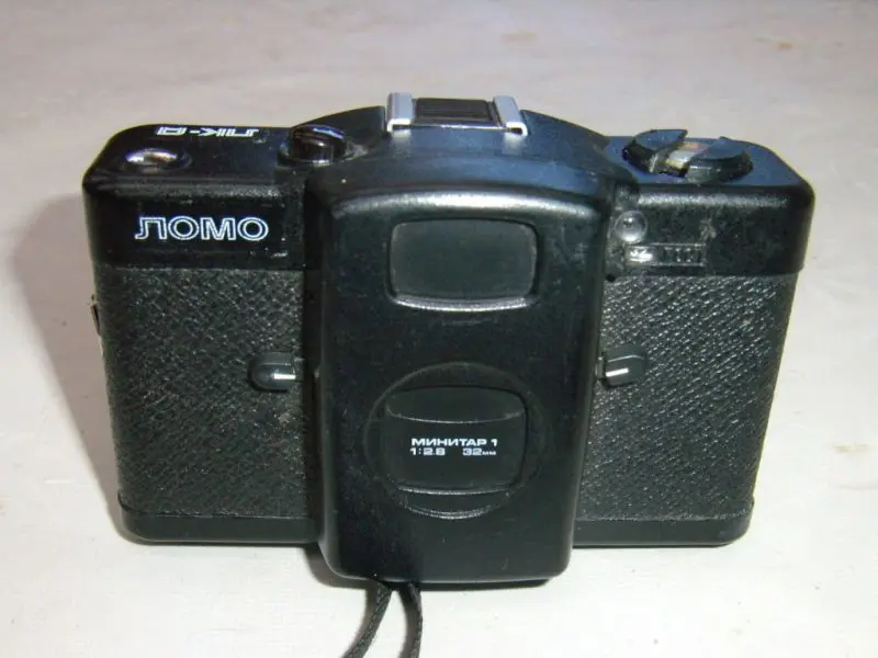 Советский фотоаппарат ЛОМО Компакт-автомат на деревянном столе