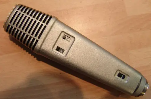 Конденсаторный микрофон Октава МК-219 в студийном окружении