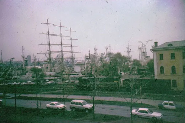 Пример фотографии в стиле ломография с характерными виньетками и цветовыми искажениями