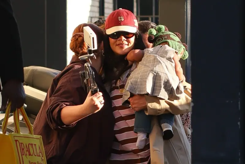 Рианна впервые вышла в свет с дочерью: семейная прогулка в Париже в образах от Dior