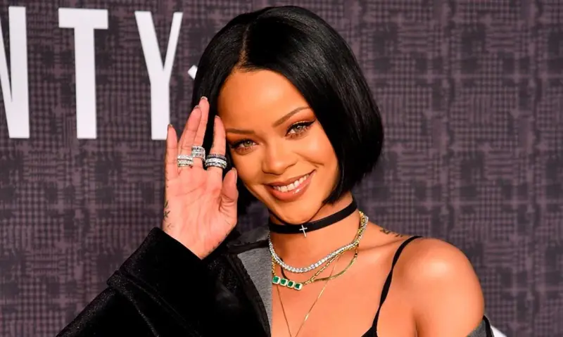 Рианна впервые вышла в свет с дочерью: семейная прогулка в Париже в образах от Dior