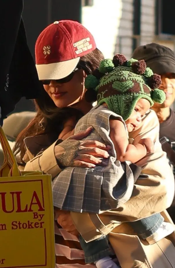 Рианна впервые вышла в свет с дочерью: семейная прогулка в Париже в образах от Dior