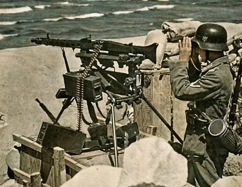 Пулеметчик Северло ведет огонь