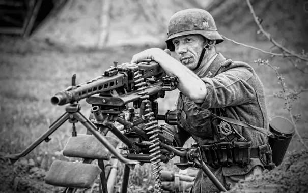 Немецкий солдат с MG 42