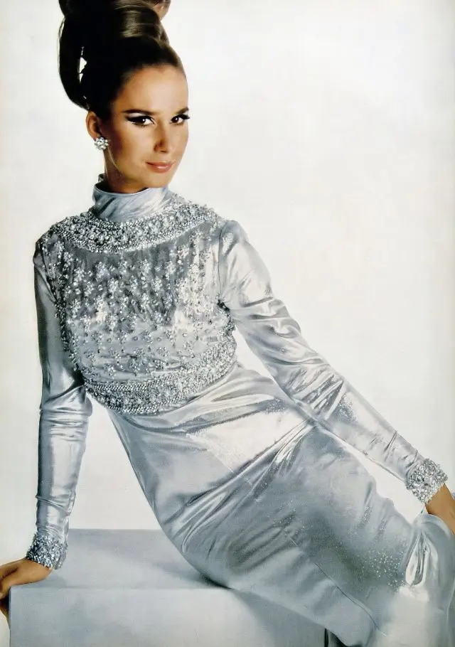 Бригитта Бауэр в серебряном платье Rahvis, Билл Кинг, Harper's Bazaar UK, 1966