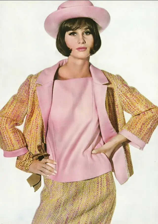 Бригитта Бауэр в розово-жёлтом костюме Bill Blass, Ирвинг Пенн, Vogue, 1964