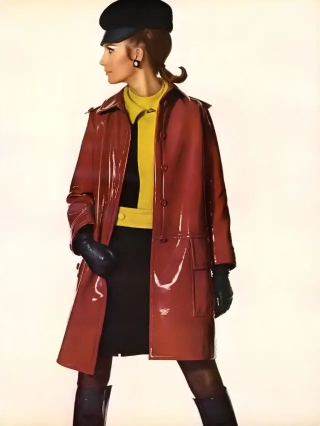 Бригитта Бауэр в красном виниловом плаще Ив Сен-Лоран, Ирвинг Пенн, Vogue, 1966