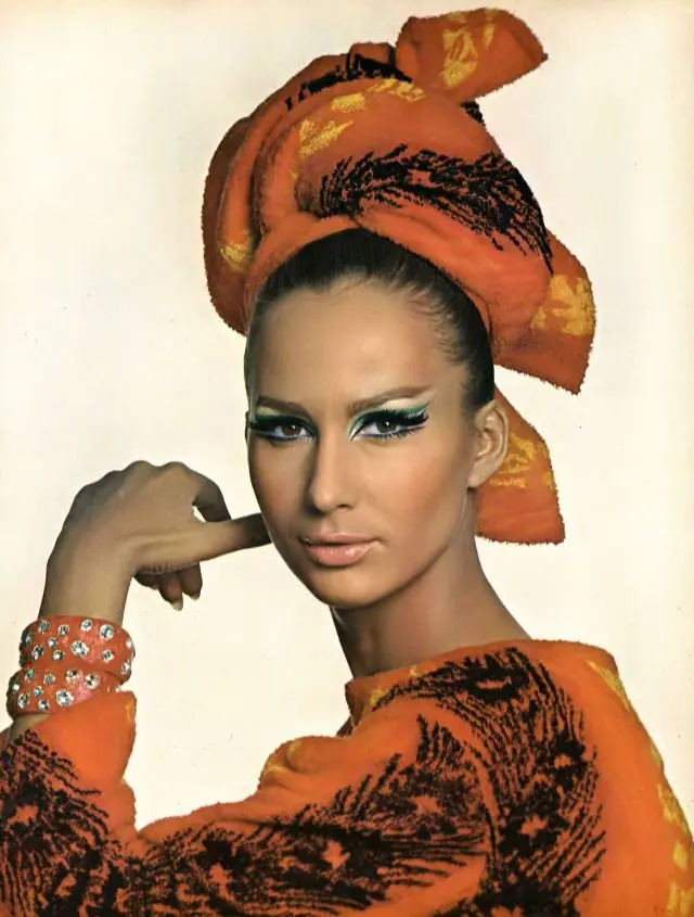 Бригитта Бауэр в халате Boussac, Ирвинг Пенн, Vogue, 1965