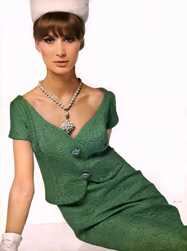Бригитта Бауэр в зелёном платье из парчи Harold Levine, Берт Стерн, Vogue, 1964