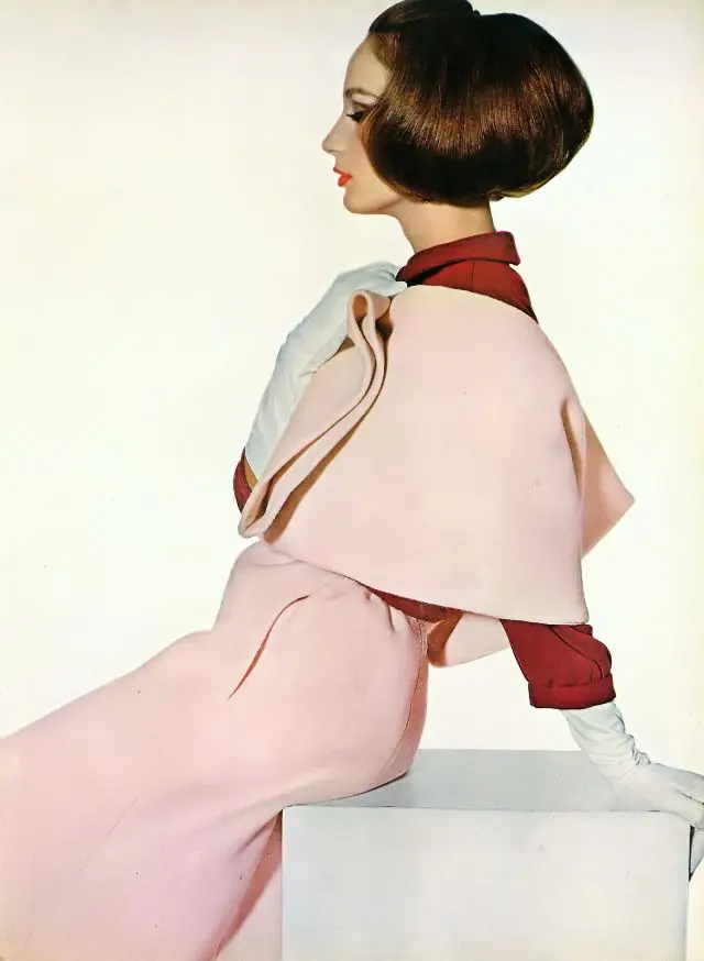 Бригитта Бауэр в розовом костюме Norman Norell, Ирвинг Пенн, Vogue, 1964