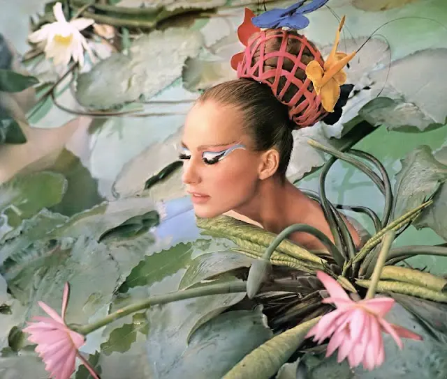 Бригитта Бауэр в образе Tahiti Lilies, Норман Паркинсон, Vogue, 1965