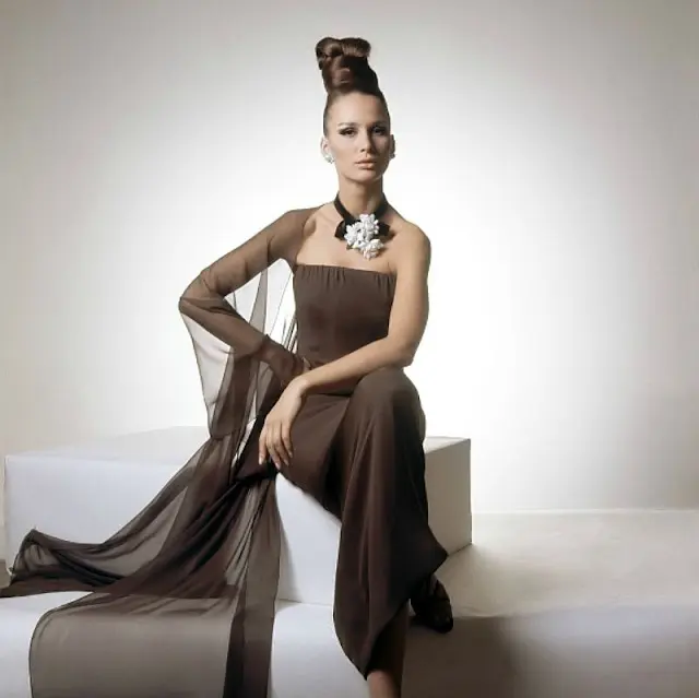 Бригитта Бауэр в платье Adele Simpson с бриллиантами Van Cleef, Хорст, Vogue, 1964