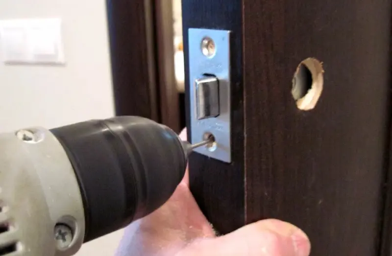 Ключ сломался в замке: кого вызывать, чтобы не испортить дверь