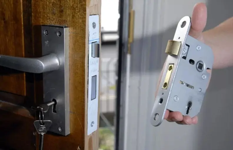 Ключ сломался в замке: кого вызывать, чтобы не испортить дверь