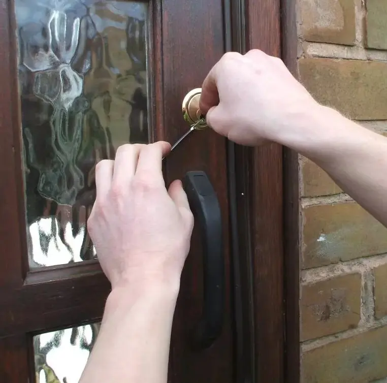 Ключ сломался в замке: кого вызывать, чтобы не испортить дверь
