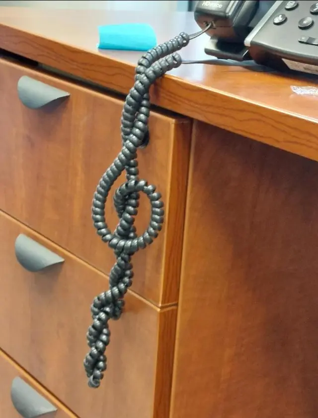 Шнур в виде скрипичного ключа