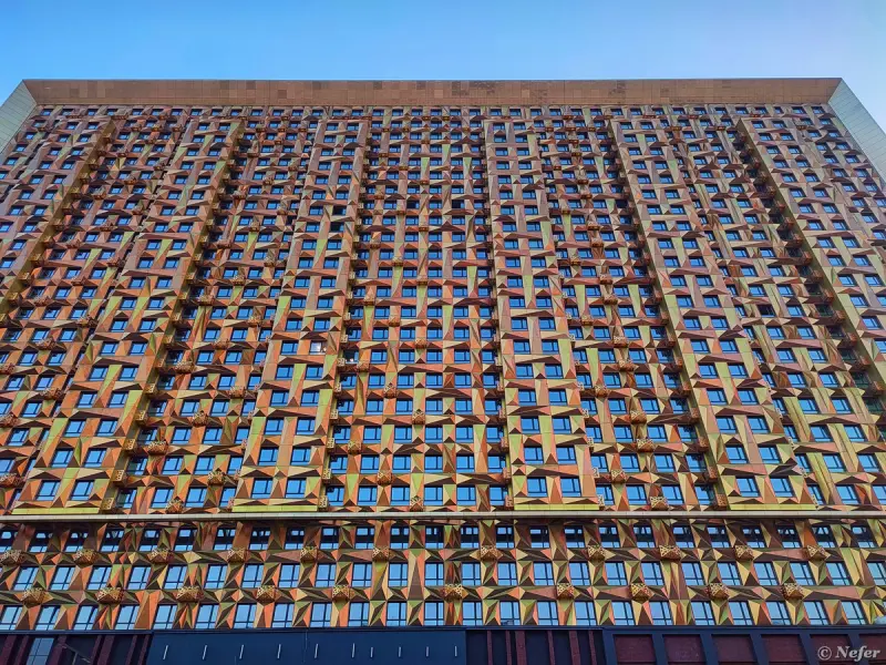 Золотая стена вместо «Черного квадрата»: как выглядит скандальный дом Малевич в Москве