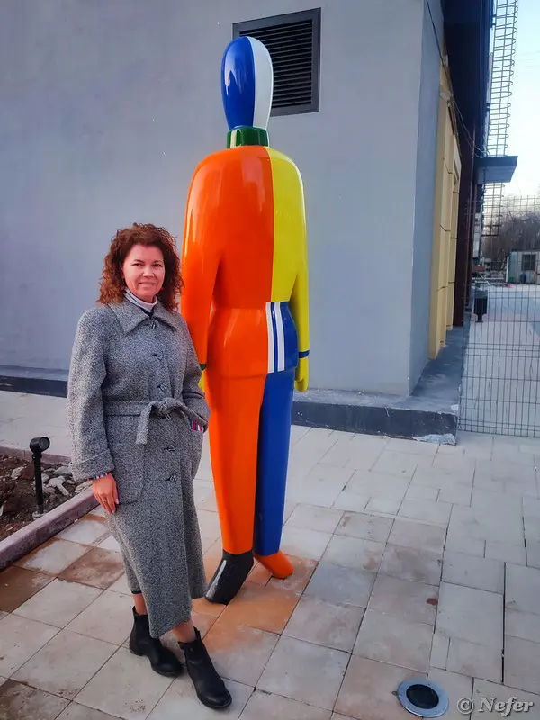 Золотая стена вместо «Черного квадрата»: как выглядит скандальный дом Малевич в Москве