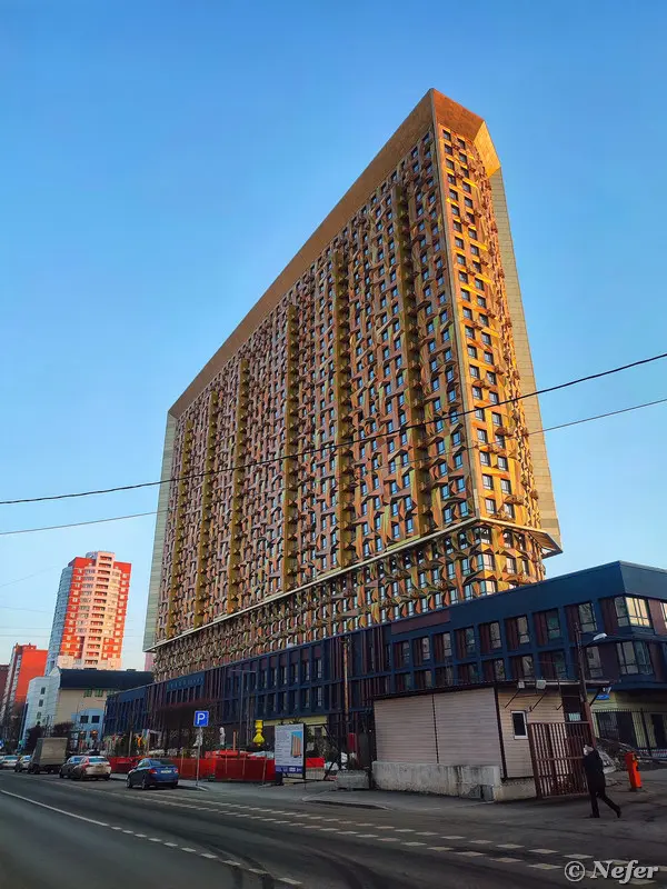 Золотая стена вместо «Черного квадрата»: как выглядит скандальный дом Малевич в Москве