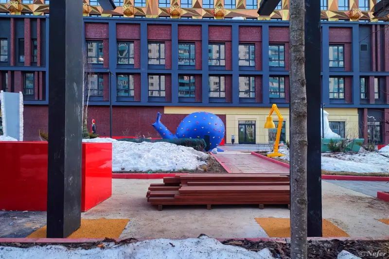 Золотая стена вместо «Черного квадрата»: как выглядит скандальный дом Малевич в Москве