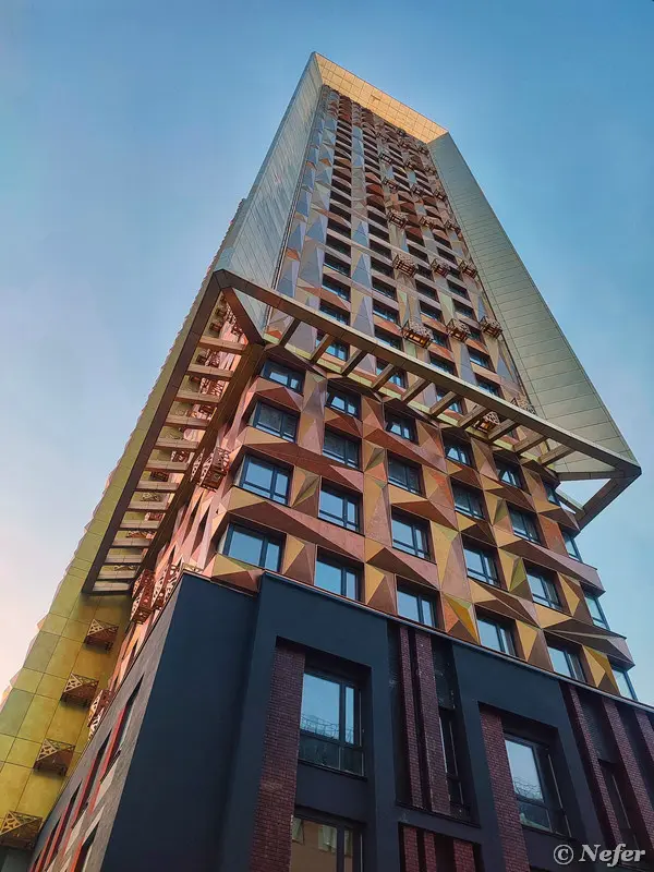 Золотая стена вместо «Черного квадрата»: как выглядит скандальный дом Малевич в Москве