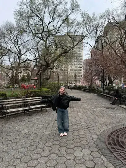 Алла Пугачёва замечена на прогулке в Лимасоле: певица выглядит уставшей и передвигается с трудом