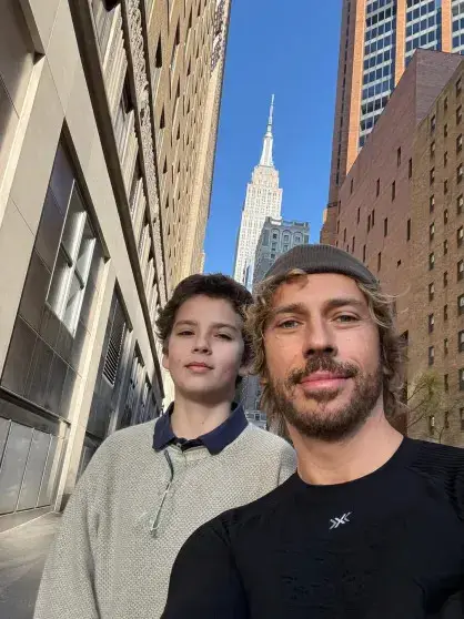 Алла Пугачёва замечена на прогулке в Лимасоле: певица выглядит уставшей и передвигается с трудом