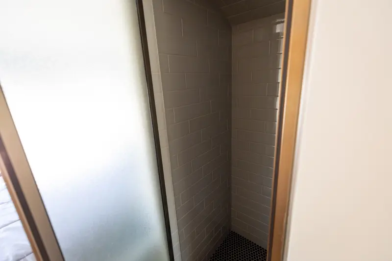 Школьный автобус стал роскошным автодомом: уникальный лот на аукционе