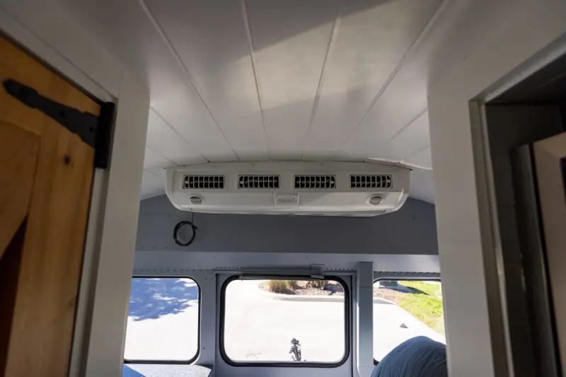 Школьный автобус стал роскошным автодомом: уникальный лот на аукционе