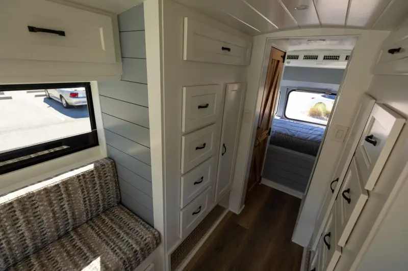 Школьный автобус стал роскошным автодомом: уникальный лот на аукционе