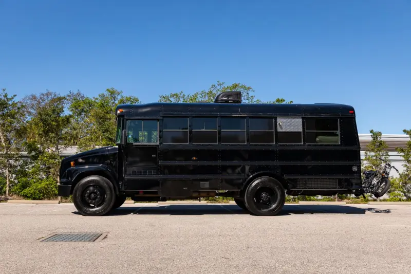 Школьный автобус стал роскошным автодомом: уникальный лот на аукционе