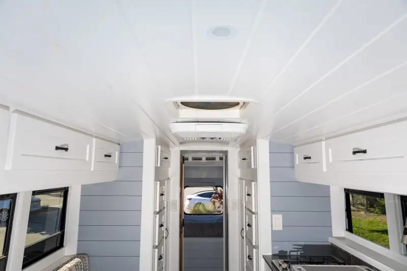 Школьный автобус стал роскошным автодомом: уникальный лот на аукционе